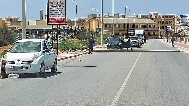 Trapani, auto contro palo: paura sul lungomare Dante Alighieri