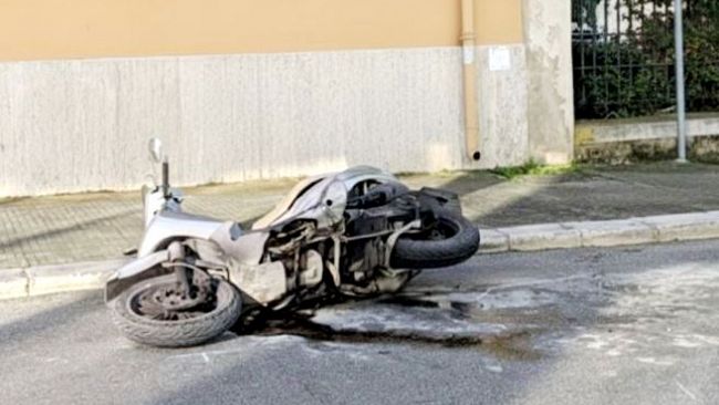 Incidente in via Trapani, l'impatto tra scooter e autovettura