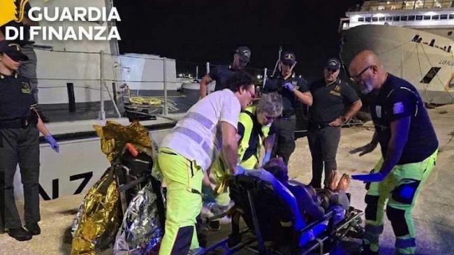Barca distrutta dalle fiamme al largo di Marsala, salvato un uomo nella notte