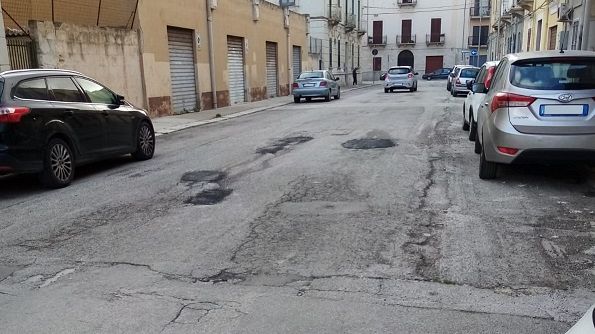 ​Trapani. Riparate le buche in via XX Settembre ma la strada resta malridotta