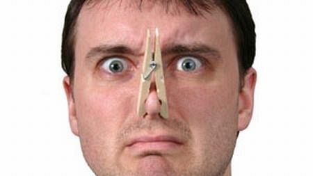 Strani olezzi avvertiti in tutta la città. I cittadini vogliono sapere