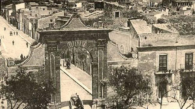 L’arco dell’Immacolata necessita di interventi urgenti. Il silenzio della Commissione Straordinaria