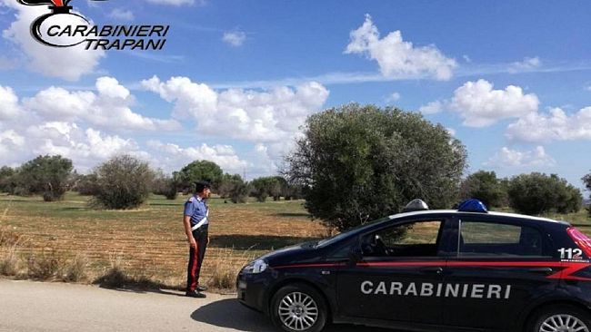 Petrosino, sorpresi a rubare uva in un terreno. Padre e figlio arrestati dai Carabinieri.