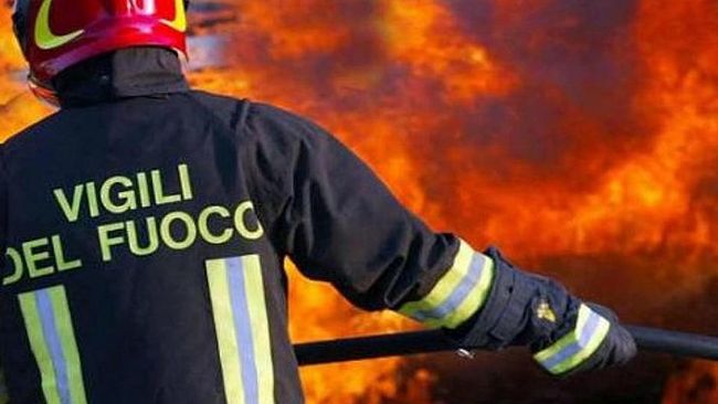 Paceco, in fiamme magazzino in via Sapone