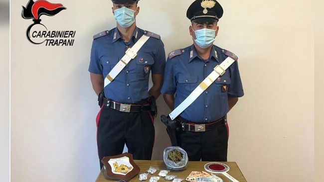 Trapani: Droga tra i rifiuti. Giovane spacciatore arrestato dai Carabinieri