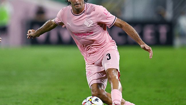 serie-b-larezzo-combatte-ma-il-palermo-lo-beffa-nel-finale