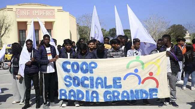 badia-grande-a-marsala-migranti-in-prima-linea-nellurlo-di-condanna-alle-guerre