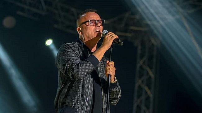 Da Mannoia a Geolier, tutti sul palco con D'Alessio per