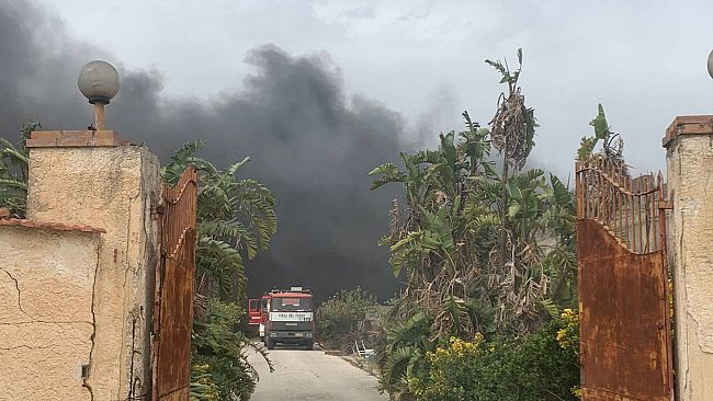 Xitta, vasto incendio in un mobilificio