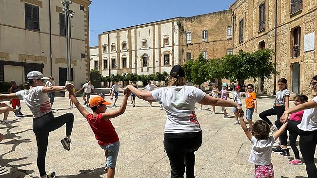 La festa di fine anno del catechismo è un tripudio di ​amicizia tra giochi e colori