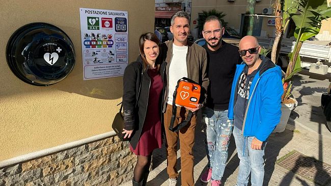 Trapani, neo sposi donano un defibrillatore alla città