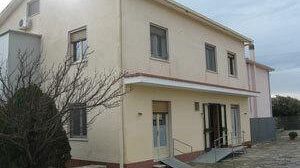 Senza stipendio da più di un anno i lavoratori della “Vivere Con”. I Comuni non pagano le rette per gli ospiti.