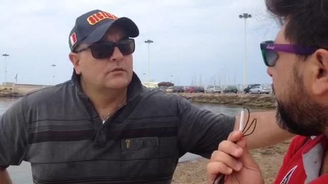 VIDEO – Volontari ripuliscono tratto di “spiaggia in città” utilizzato come discarica dai nomadi