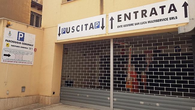 Mazara, divieto di fermata di fronte il parcheggio comunale