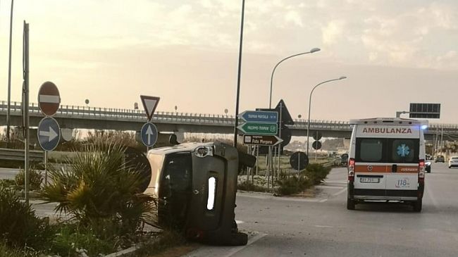 Auto ribaltata: incidente presso il Lungomare Fata Morgana