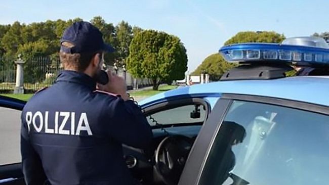 Colpisce negoziante in centro: giovane rapinatore bloccato dalla Polizia di Stato