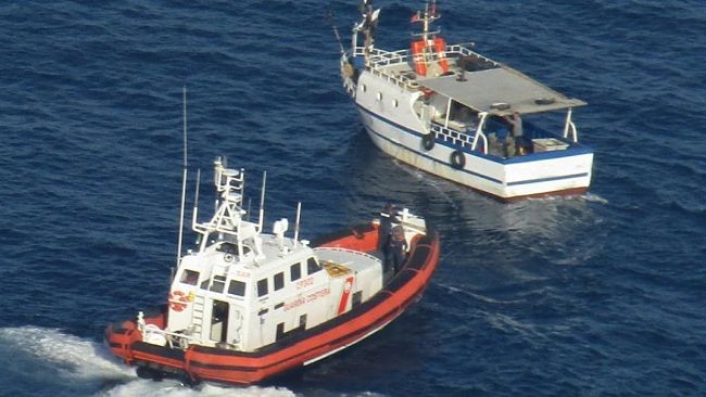 Pantelleria, pesca illegale e violazione acque territoriali, la Guardia costiera ferma peschereccio tunisino