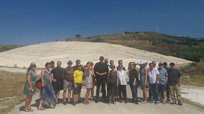 VIDEO – Roberto Giacobbo al Grande Cretto.  Il suo racconto su Gibellina e su Burri per lo Scirocco wine fest