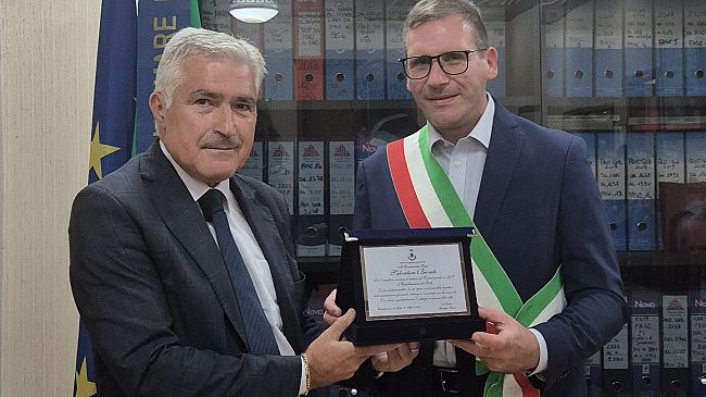 Castellammare, va in pensione il commissario capo Biondo. Il saluto del sindaco