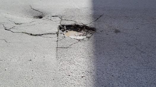 ​Trapani, pericolosa buca in piazza XI Maggio con asfalto sconnesso