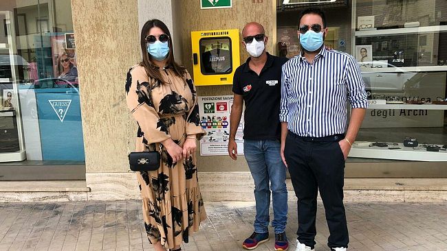 Trapani, futuri sposi donano un defibrillatore alla città