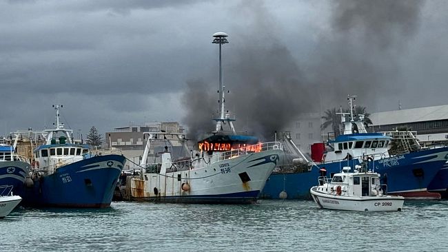 Mazara, in fiamme un peschereccio. Probabilmente un cortocircuito