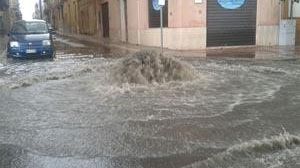 Arrivano le piogge e torna di moda il “ballo del tombino”