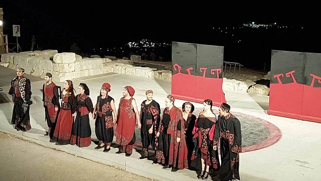 VIDEO – Segesta, grande successo di “Menecmi” di Nicasio Anzelmo. Continuano le Dionisiache.