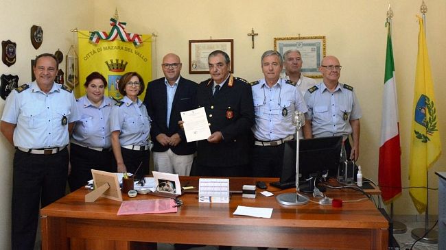 Dal Comune, pergamena di ringraziamento per il Comandante dei Vigili Urbani Coppolino