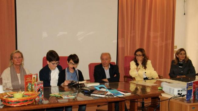 I libri donati da cittadini e turisti consegnati alle scuole marsalesi. Presenti il Sindaco e gli assessori alla Pubblica Istruzione e alla Cultura