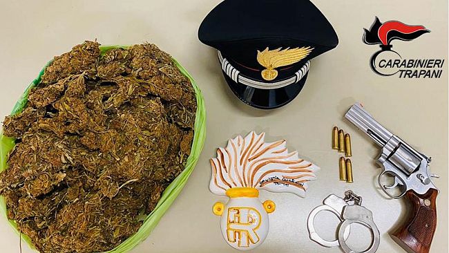Trapani: droga in casa e pistola al seguito arrestato dai Carabinieri