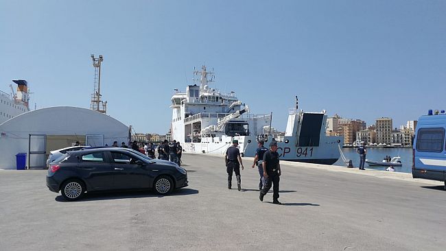 Trapani, la “Diciotti” attracca al porto