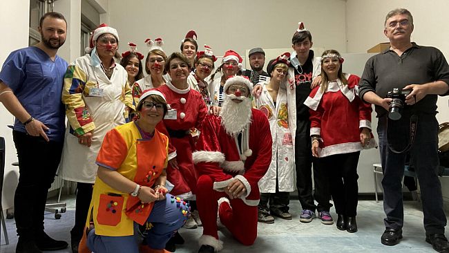 CALTAGIRONE, REGALARE SORRISI A CHI HA BISOGNO. LA TERAPIA DEL SORRISO ALLIETA I PAZIENTI DEL GRAVINA CON MUSICA E DONI