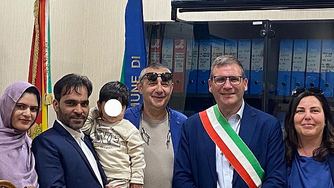 dal-pakistan-a-castellammare-con-un-viaggio-della-speranza-dopo-13-anni-ahmad-saijad-diventa-cittadino-italiano