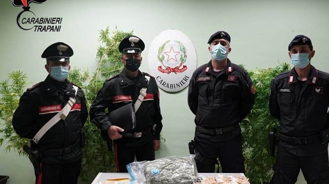Castelvetrano, 1 kg. di droga, piante e soldi in contanti: 2 arresti