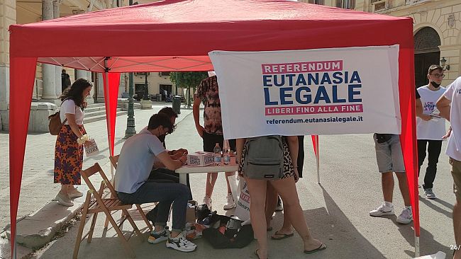 trapani/video-raccolta-firme-per-il-referendum-sulleutanasia-legale-a-trapani