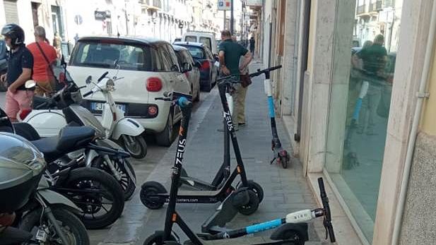 Mazara, abbandono selvaggio dei monopattini. Interviene ancora Fratelli d’Italia