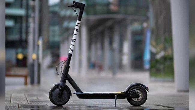 Fermato in monopattino senza casco e in zona pedonale, quarantenne aggredisce due agenti