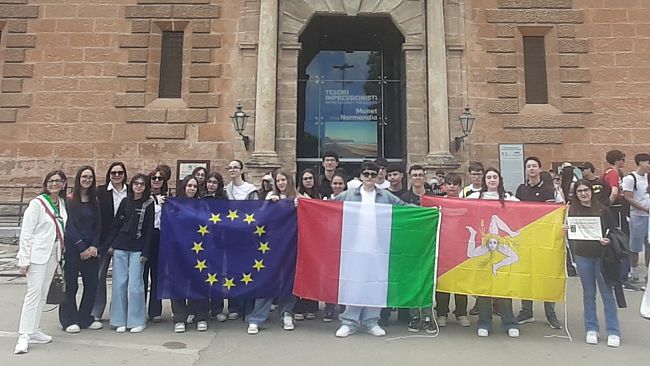 lic-lombardo-radice-pappalardo-trionfa-a-palermo-premiata-la-scuola-secondaria-nella-cornice-di-palazzo-reale