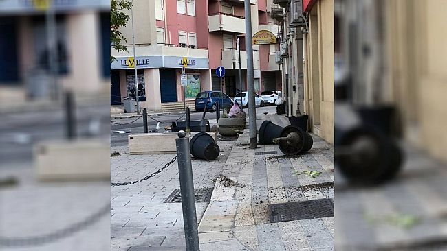 Trapani, divelti cestini della spazzatura nella notte