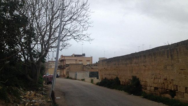 VIDEO – In Via Mongiolisi pilone in disuso pericolosissimo. Nessuno interviene?