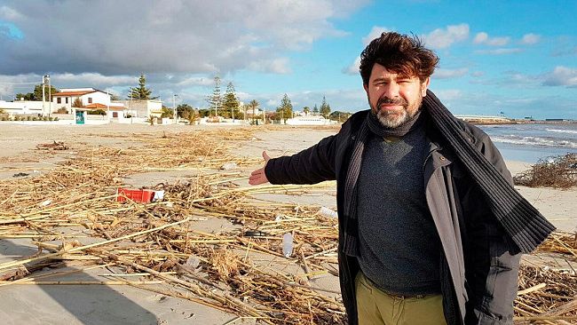 VIDEO – Mazara, detriti dal fiume Delia a Tonnarella. Adesso chi pulisce? Il taglialegna…