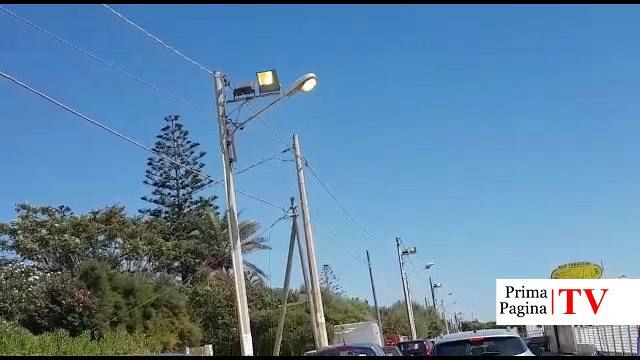 VIDEO – Mazara, da alcuni giorni luci pubbliche accese anche di giorno su lungomare Fatamorgana e via Fani. Pagano i cittadini? Ed i responsabili?