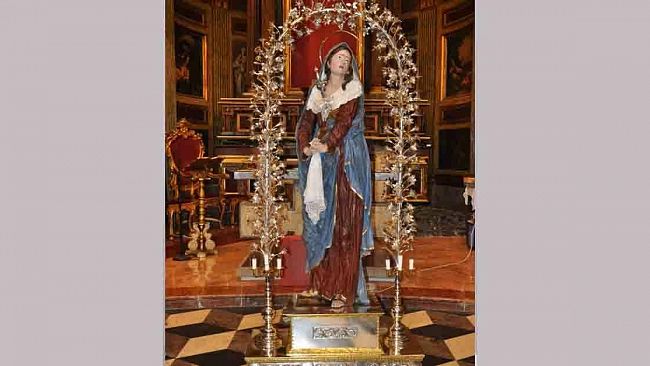 Marsala, Santuario Maria SS. Addolorata: il simulacro ornato con un arco floreale