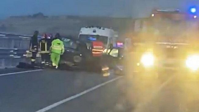 Scontro tra due auto sul viadotto Belice, feriti estratti dalle lamiere dai Vigili del Fuoco