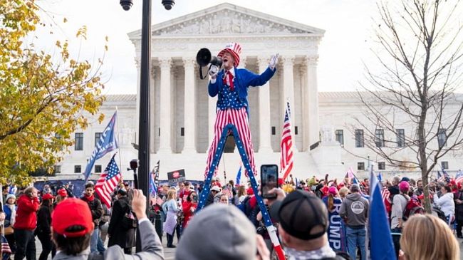 E’ finito il “secolo americano”… Ultimo atto? L’assalto al Congresso da parte degli ultras di Donald Trump (sempre più solo)