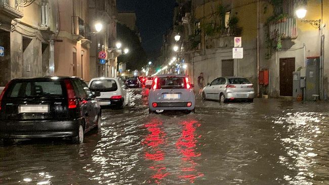 Trapani, pioggia e allagamenti in città. Traffico in tilt in alcune zone