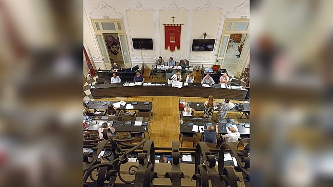 Maggioranza contro opposizione: «Furbi a favore di chi viola occupazione suolo»