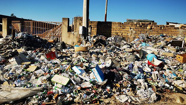 Castelvetrano, Cumuli di rifiuti all'ingresso dell'ex cementificio
