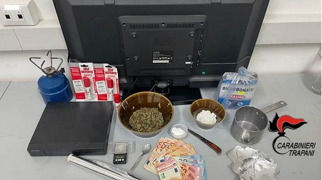 Trapani, appartamento adibito a negozio della droga